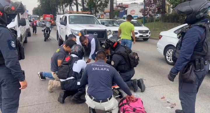 Accidente en la avenida Lázaro Cárdenas deja a un motociclista lesionado