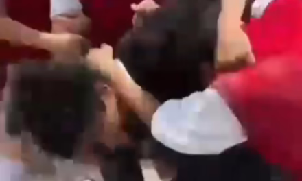 Exigen padres de familia sanciones tras riña de estudiantes en Telebachillerato de Xalapa