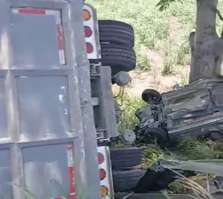 Choque y doble volcadura en la carretera Poza Rica-Cardel