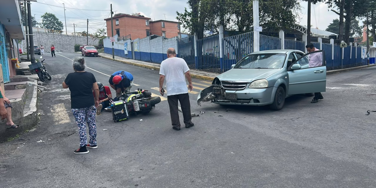 Percance vial en la colonia Ferrocarrilera: Choque entre auto y motocicleta moviliza a los servicios de emergencia