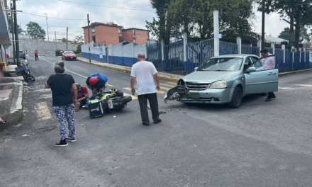 Percance vial en la colonia Ferrocarrilera: Choque entre auto y motocicleta moviliza a los servicios de emergencia