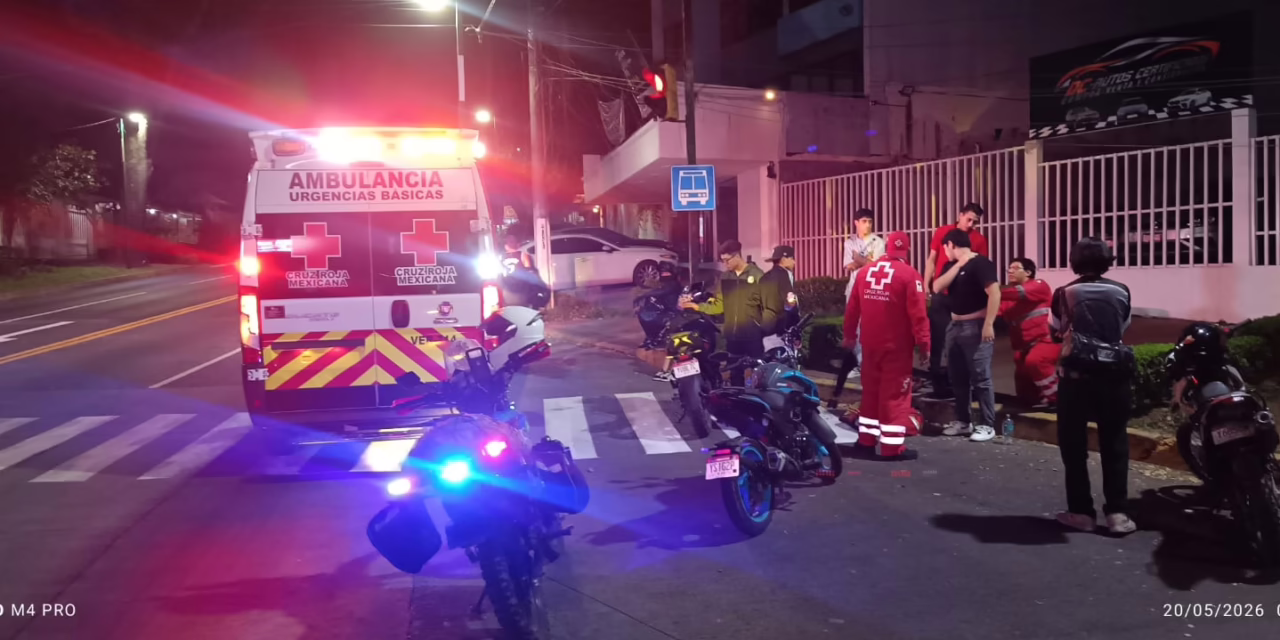 Derrapa motociclista en la avenida Ávila Camacho; cuerpos de emergencia lo atienden en el lugar