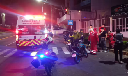 Derrapa motociclista en la avenida Ávila Camacho; cuerpos de emergencia lo atienden en el lugar