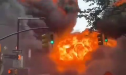 Video: Incendio y explosión de vehículo cerca del Toro de Wall Street generó alarma en Nueva York
