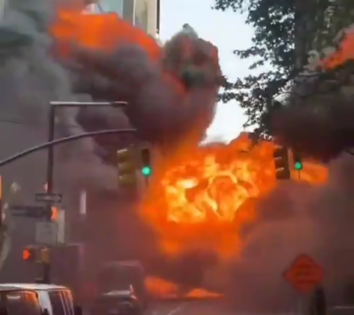 Video: Incendio y explosión de vehículo cerca del Toro de Wall Street generó alarma en Nueva York