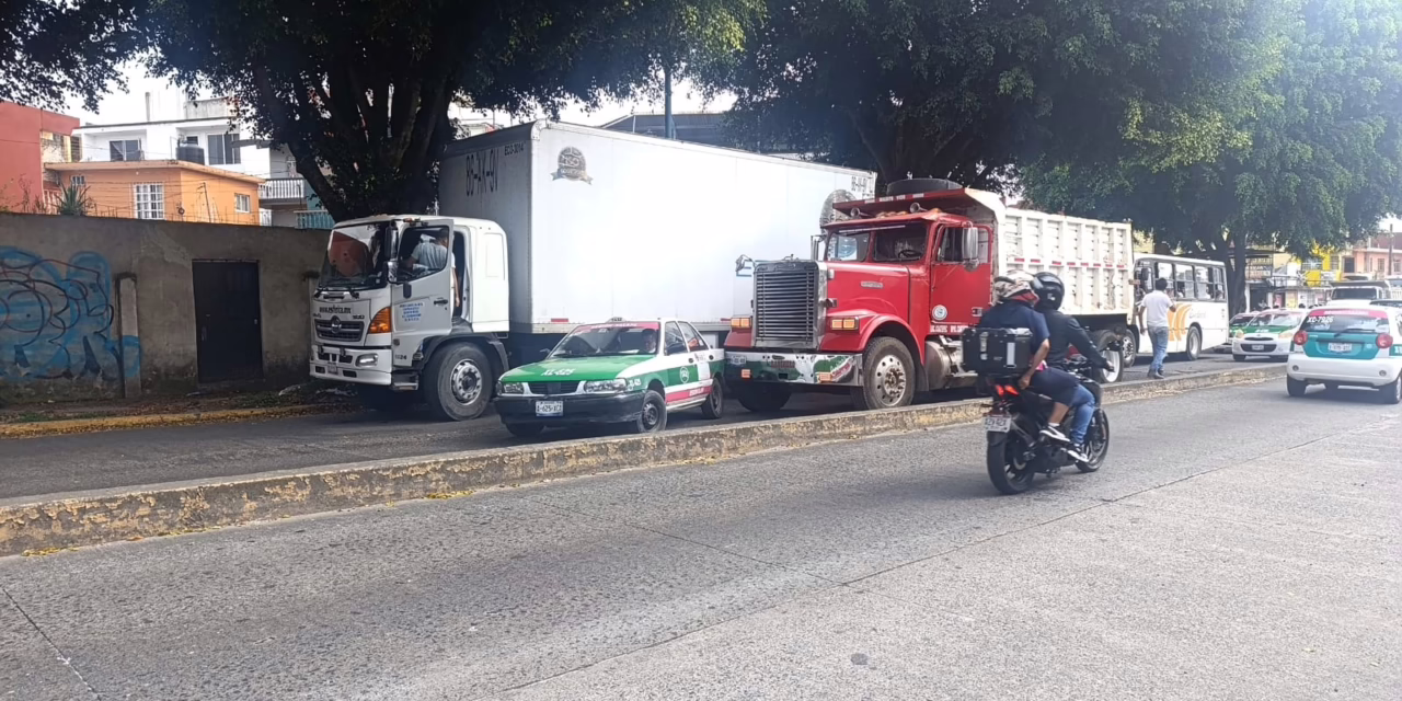 Chocan volteo y taxi cerca de las vías del tren de la avenida Antonio Chedraui Caram