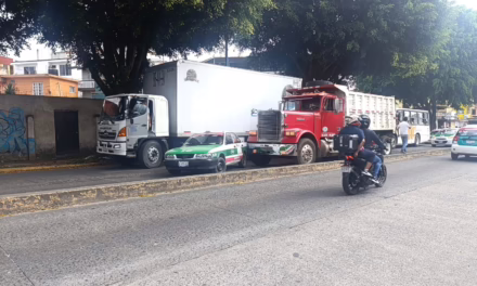 Chocan volteo y taxi cerca de las vías del tren de la avenida Antonio Chedraui Caram