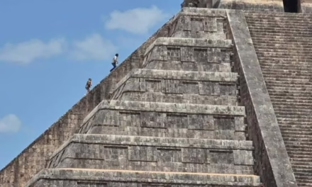 VIDEO:DETENIDOS POR SUBIR A EL CASTILLO DE CHICHÉN ITZÁ