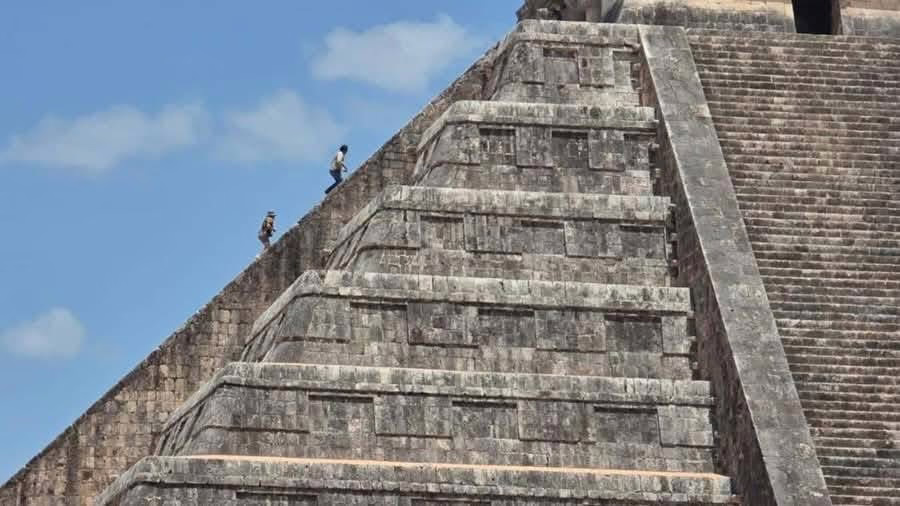 VIDEO:DETENIDOS POR SUBIR A EL CASTILLO DE CHICHÉN ITZÁ