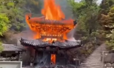 Video: Incendio destruyó el Reikado Hall en Hiroshima, un templo budista con más de 1,200 años de historia
