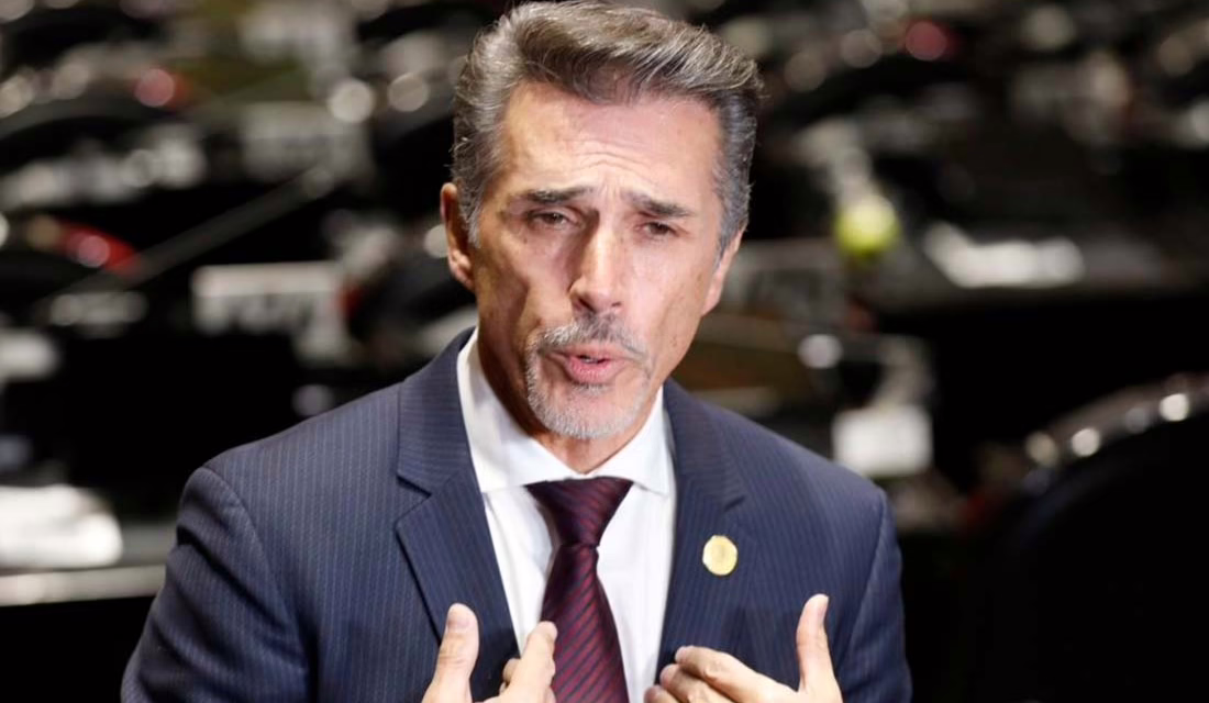 El diputado federal Sergio Mayer Bretón presentó su renuncia irrevocable  a la militancia de Morena, según consta en una carta dirigida al Comité  Ejecutivo Nacional