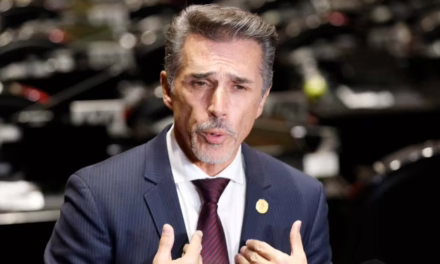 El diputado federal Sergio Mayer Bretón presentó su renuncia irrevocable  a la militancia de Morena, según consta en una carta dirigida al Comité  Ejecutivo Nacional
