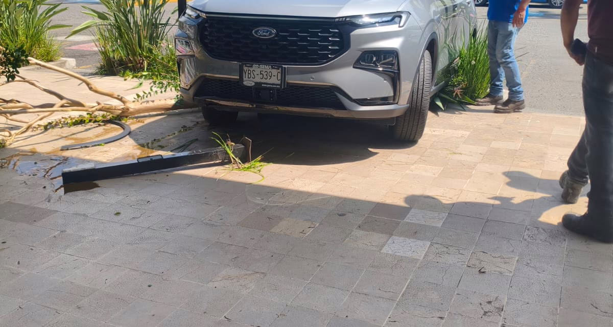 Conductora sufre percance automovilístico al interior de Urban Center; presentó crisis nerviosa
