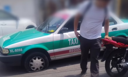 Chocan motocicleta y taxi en la zona de Lucas Martín