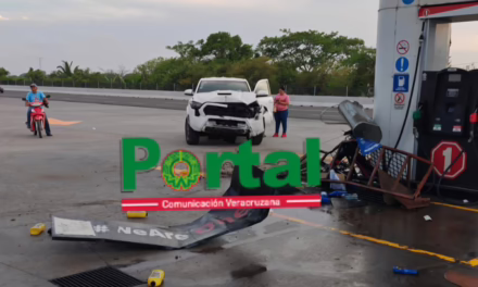 Accidente en gasolinera de Nautla deja dos personas lesionadas