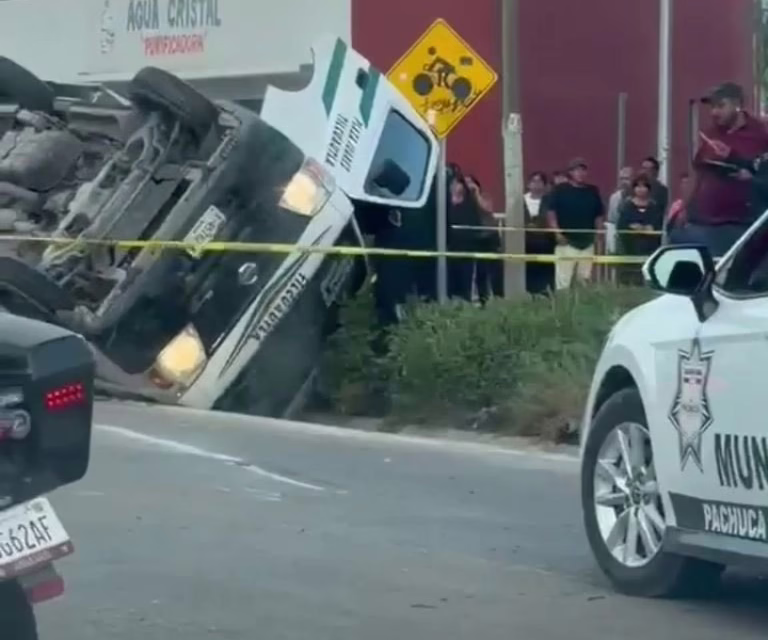 VOLCADURA DE TRANSPORTE COLECTIVO DE PACHUCA: 1 MUERTO Y 17 HERIDOS