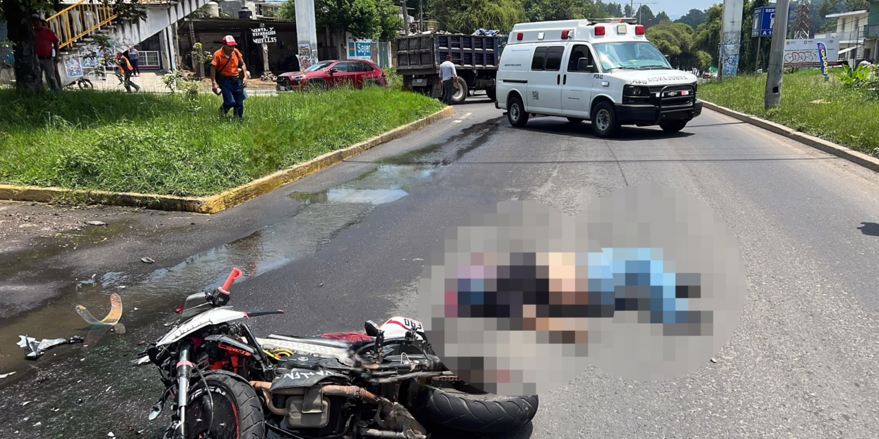 Tragedia en el bulevar Xalapa-Banderilla: Muere motociclista tras chocar contra autobús de la línea ATB