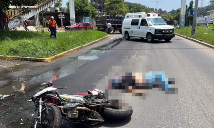 Tragedia en el bulevar Xalapa-Banderilla: Muere motociclista tras chocar contra autobús de la línea ATB