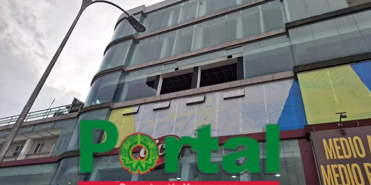Fuerte tormenta en Xalapa deja una mujer lesionada y daños a un taxi