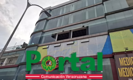 Fuerte tormenta en Xalapa deja una mujer lesionada y daños a un taxi