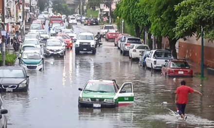 Intensa lluvia inunda la avenida de la República; un taxi queda bajo el agua