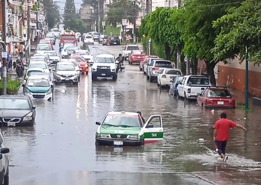 Intensa lluvia inunda la avenida de la República; un taxi queda bajo el agua