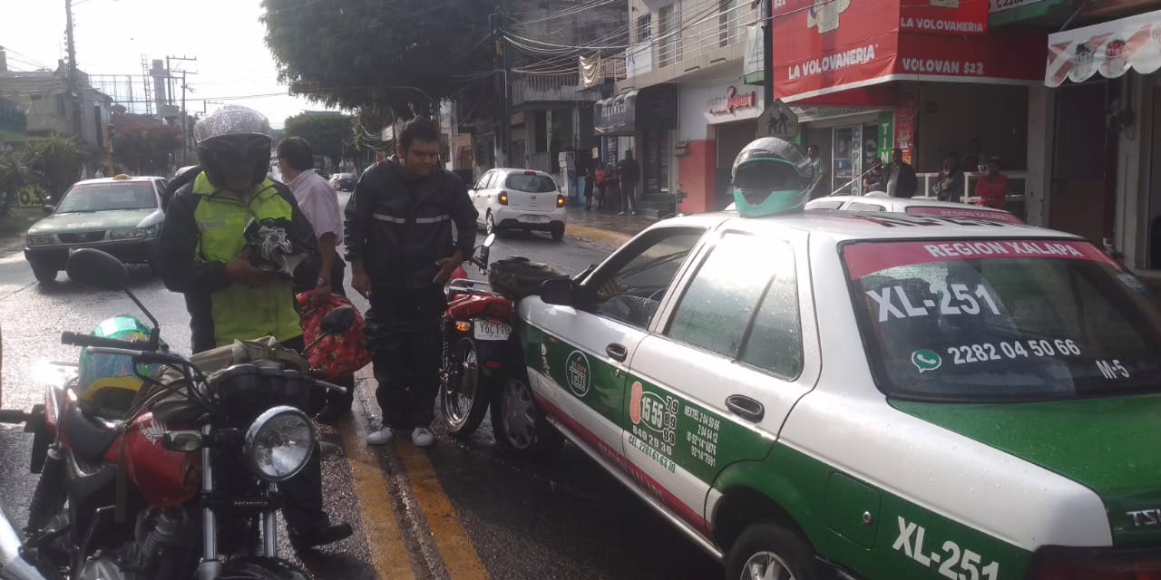 Choque entre taxi y motocicleta genera caos vial en la avenida 20 de Noviembre
