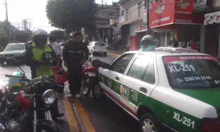 Choque entre taxi y motocicleta genera caos vial en la avenida 20 de Noviembre