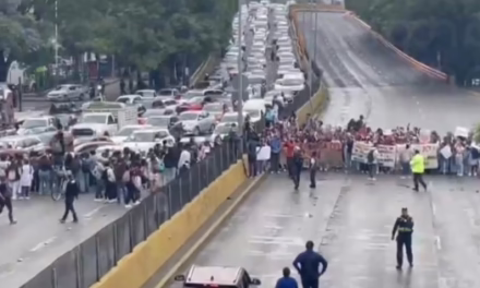 Estudiantes del IPN bloquean Circuito Interior para exigir la destitución de directivos