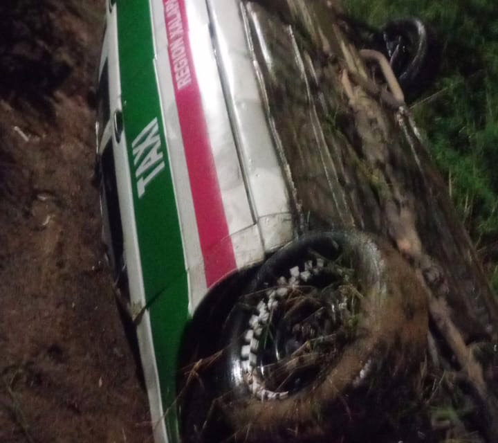 Se voltea taxi de Xalapa en El Castillo