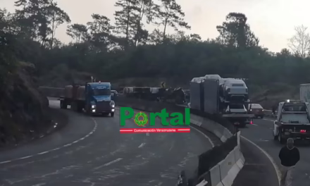 Volcadura de pipa en la autopista Perote -Xalapa, provoca movilización de los cuerpos de emergencias 