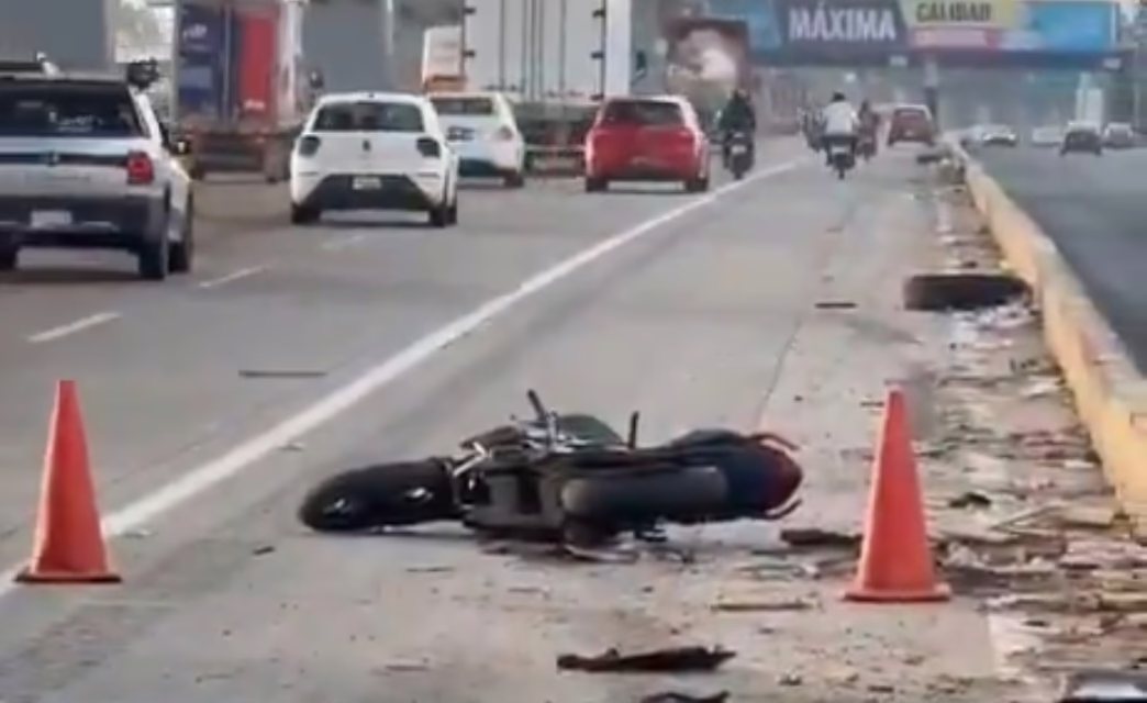 Una mujer perdió la vida y otro hombre resultó lesionado y detenido, luego de accidentarse en motocicleta en la autopista México-Puebla