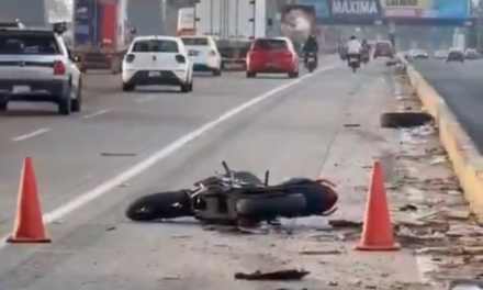Una mujer perdió la vida y otro hombre resultó lesionado y detenido, luego de accidentarse en motocicleta en la autopista México-Puebla