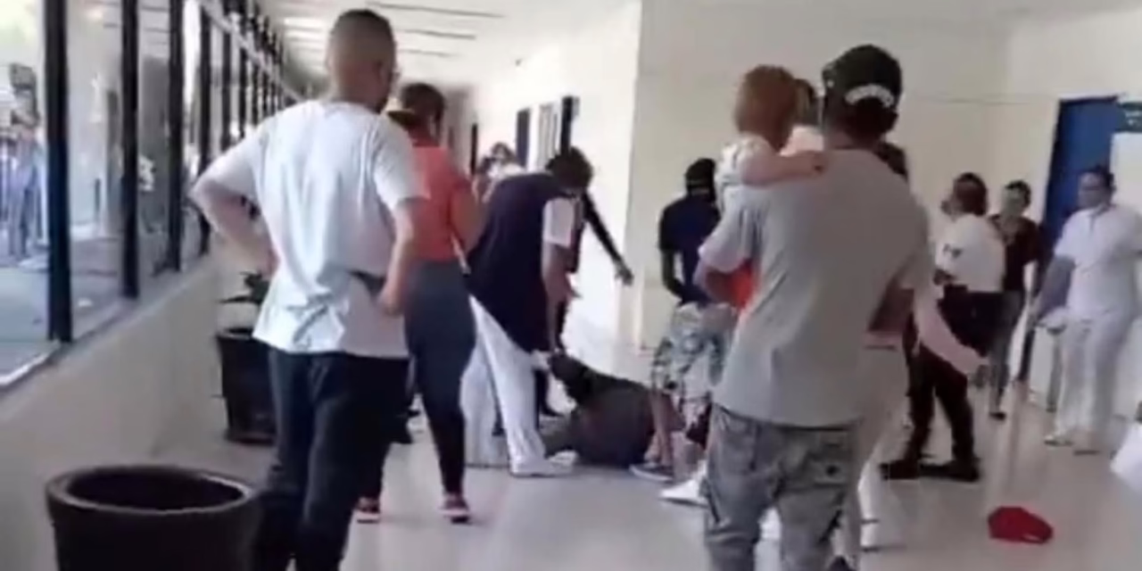 INDIGNACIÓN EN MICHOACÁN: MÉDICO DEL IMSS GOLPEA A PACIENTE EN HOSPITAL DE ZAMORA