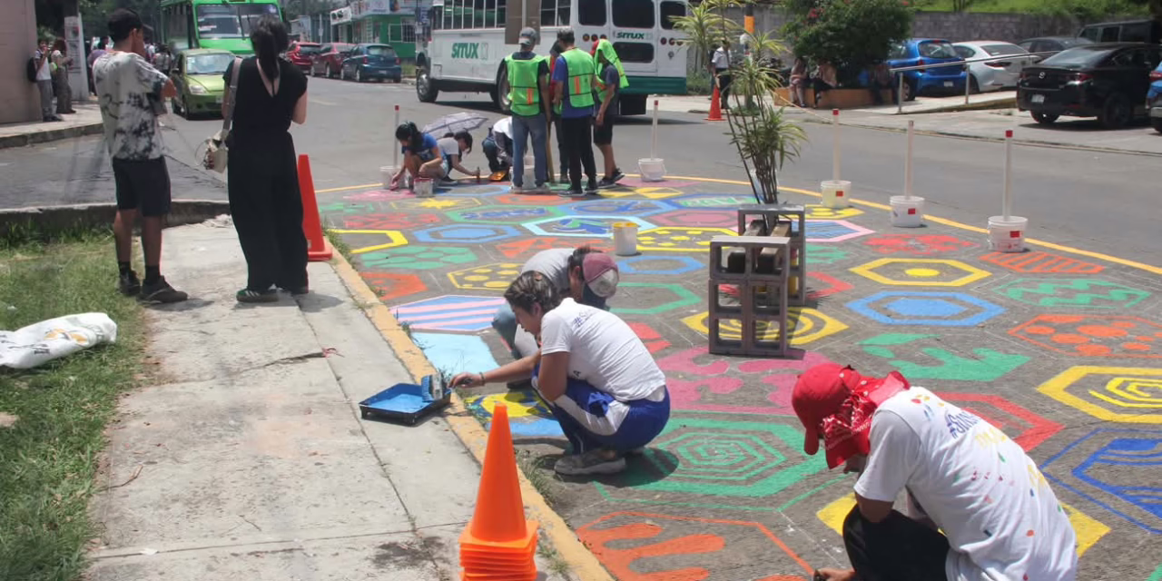 Estudiantes de Arquitectura UV rediseñan cruce peatonal en Xalapa