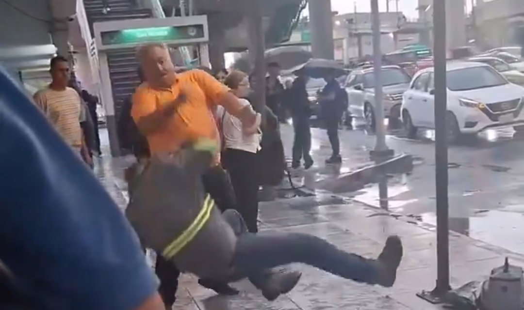 Discusión por la fila del camión terminó en golpes afuera de la estación San Nicolás del Metro, en Nuevo León