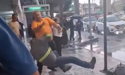 Discusión por la fila del camión terminó en golpes afuera de la estación San Nicolás del Metro, en Nuevo León