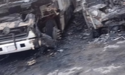 VIDEO:SE QUEMAN TRES CAMIONES DE LA RUTA 20 EN CORRALÓN EN MORELOS