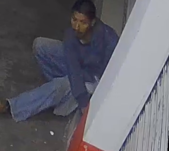 VIDEO: Captan el momento en que un sujeto ingresa a robar a un local comercial en Xalapa