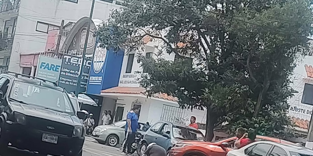 Accidente entre motocicleta y vehículo particular en la avenida Lázaro Cárdenas