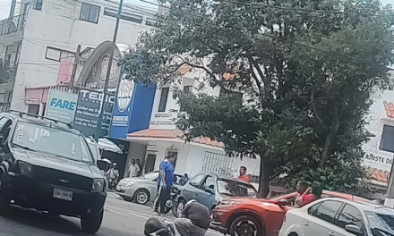 Accidente entre motocicleta y vehículo particular en la avenida Lázaro Cárdenas