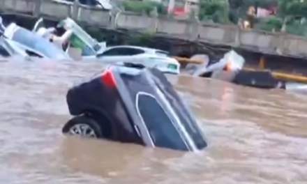 Video: Inundaciones en China, vehículos son arrastrados