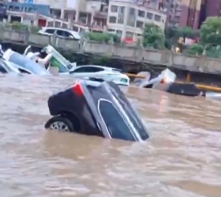 Video: Inundaciones en China, vehículos son arrastrados