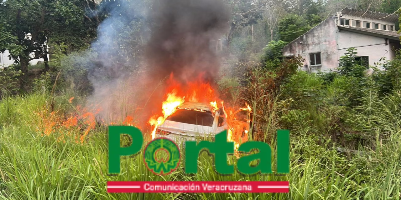 Se incendia vehículo tras salirse del camino en la carretera Cardel-Poza Rica