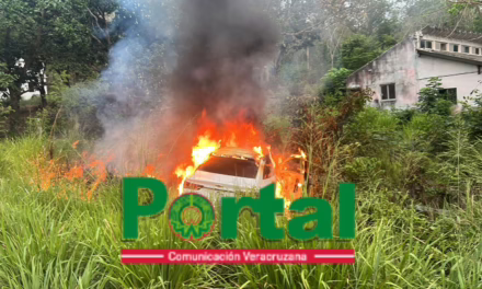 Se incendia vehículo tras salirse del camino en la carretera Cardel-Poza Rica
