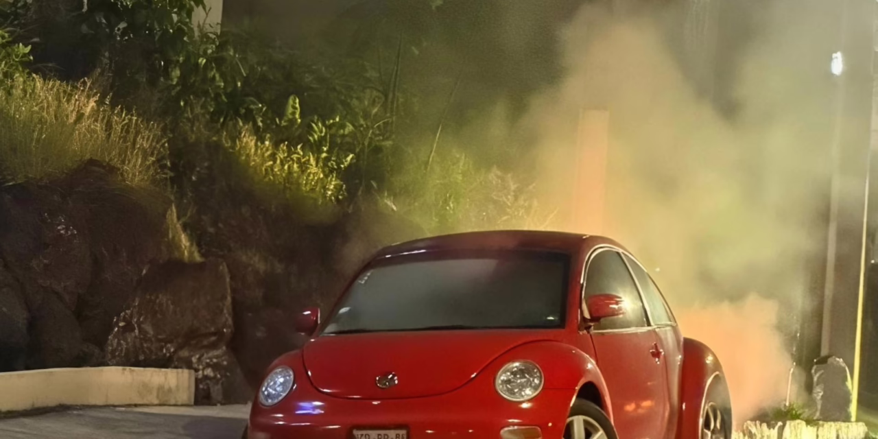 Video: Se incendia automóvil sobre la avenida Ferrocarril Interoceánico en Xalapa