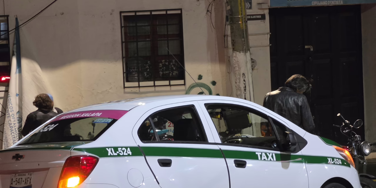 Accidente de taxi y motocicleta en 20 de Noviembre