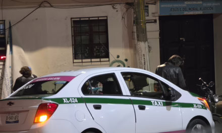 Accidente de taxi y motocicleta en 20 de Noviembre