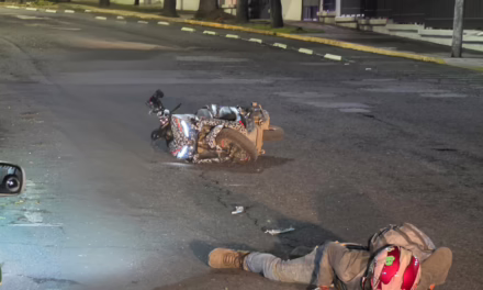 Motociclista resulta lesionado tras sufrir accidente en la avenida Ruiz Cortines