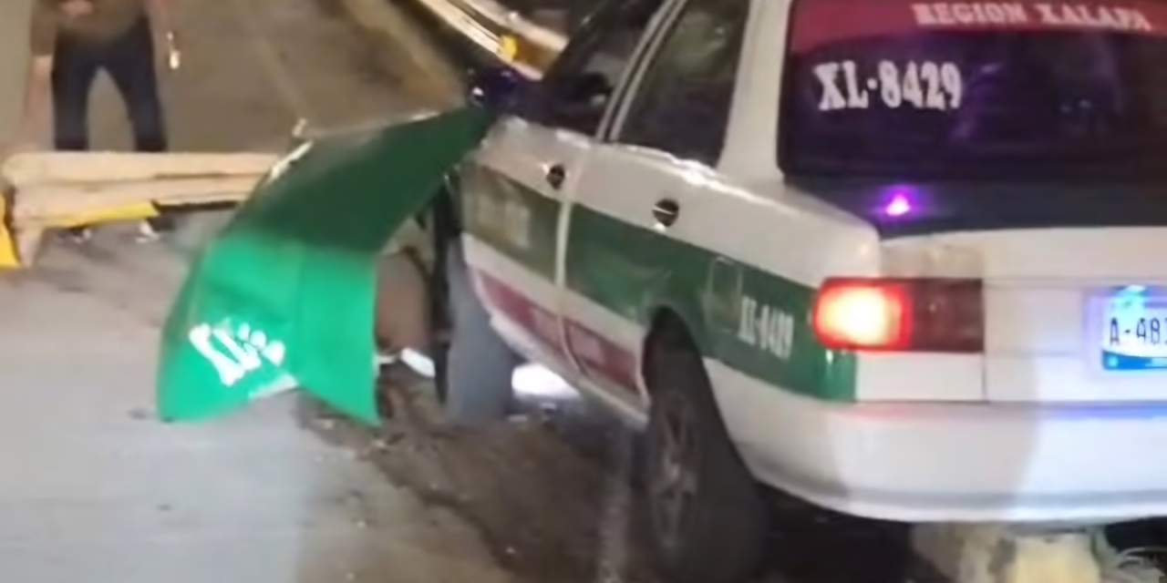 Taxi se impacta contra valla metálica en la avenida Arco Sur; reportan solo daños materiales